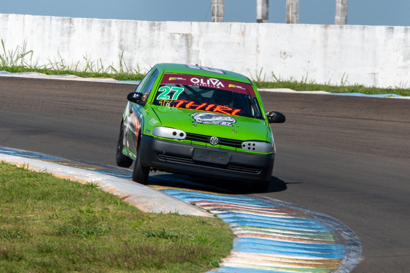 Piloto comemora ao lado do carro