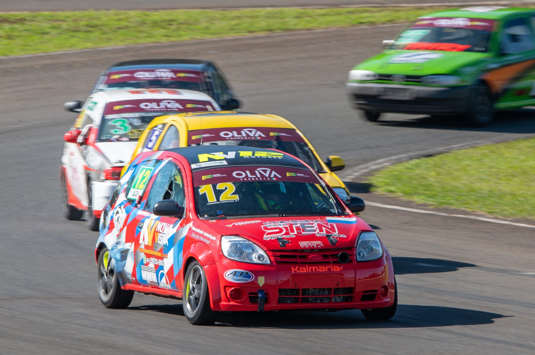 Carros do Gold Turismo disputando roda a roda
