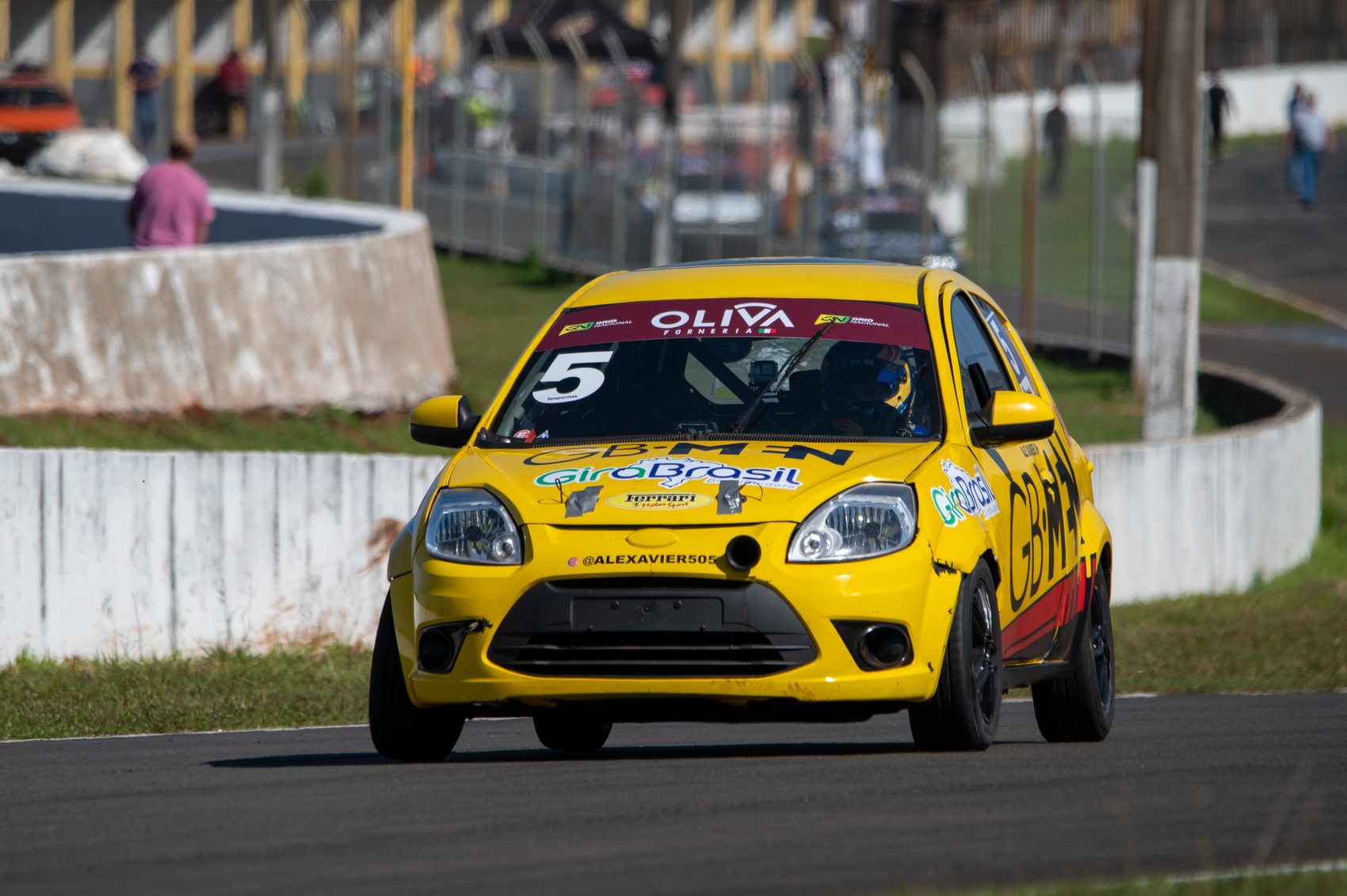 Carro do Gold Turismo em velocidade