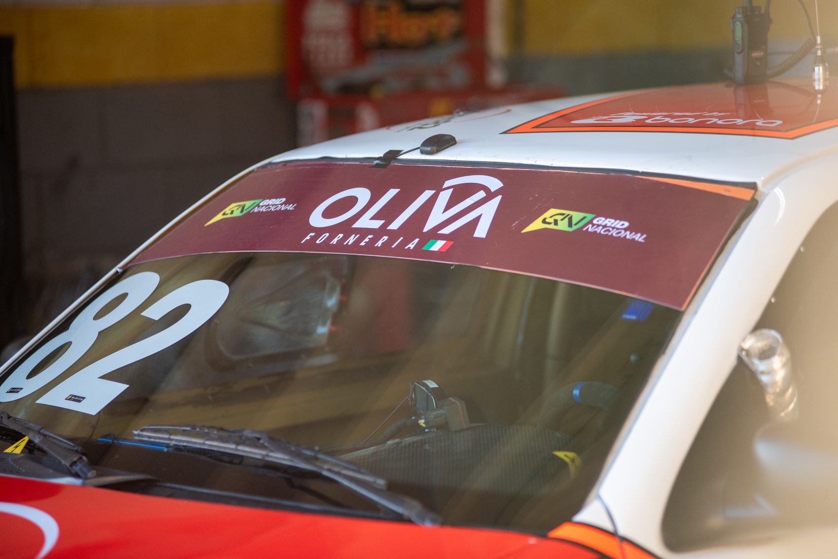 Carro de turismo com livery de patrocinadores nos boxes